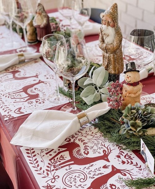 https://www.lucygrymes.com/cdn/shop/files/Red_and_white_christmas_table2.jpg?v=1685049775&width=3200