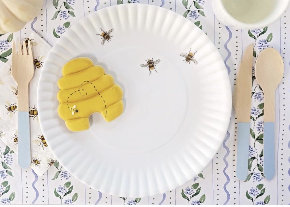 Snack picnic table with paper placemats